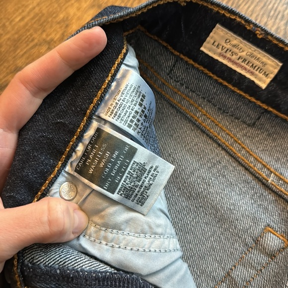 Levi’s Wedgie Straight Leg Dark Wash Jeans - Picture 5 of 9